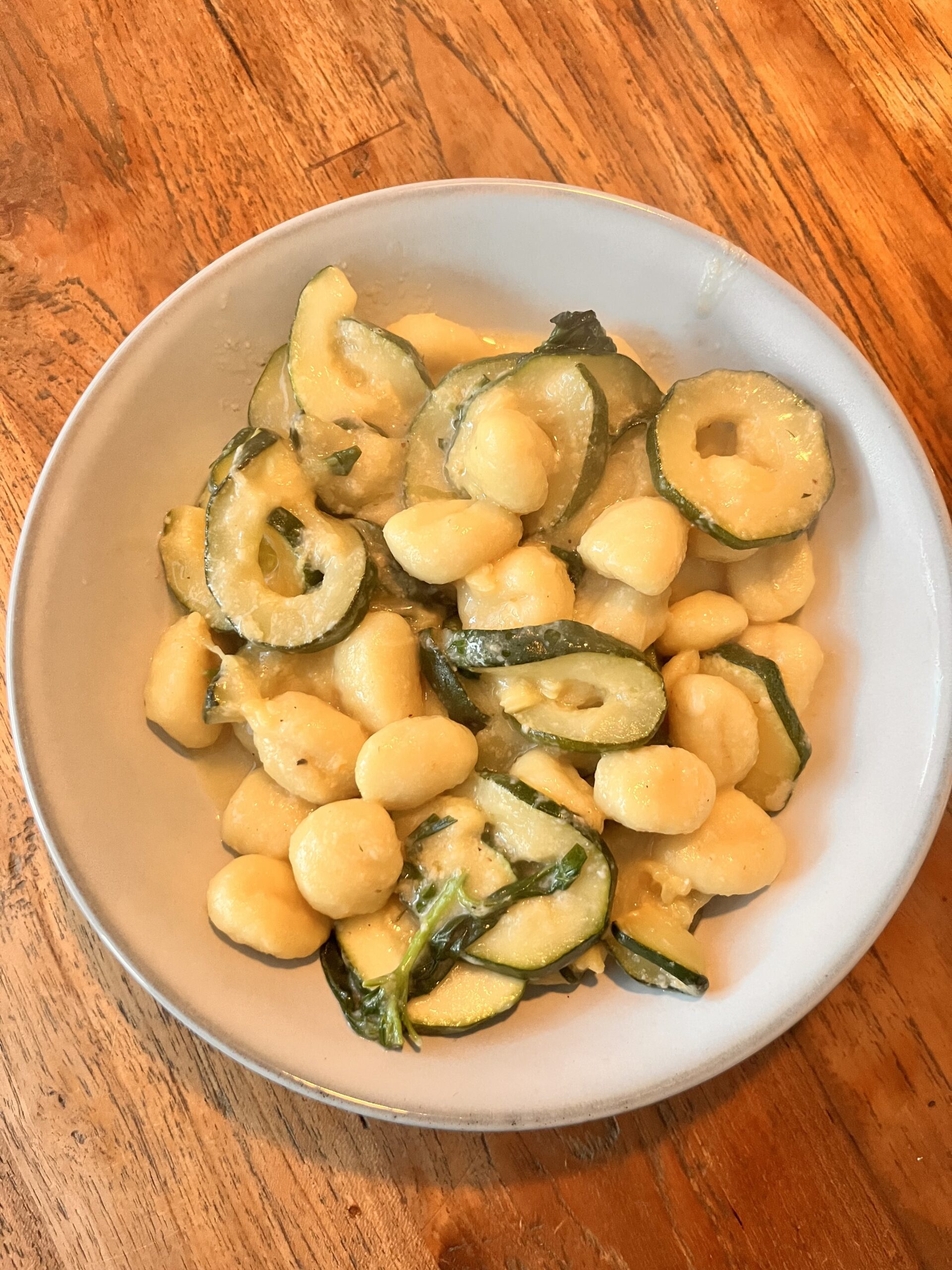 Zomerse gnocchi met courgette